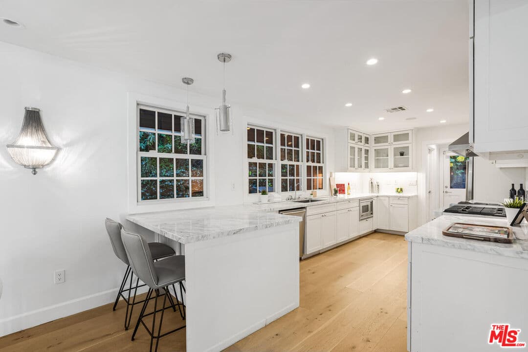 1049 Chantilly Rd, Los Angeles, CA 90077, photo 11