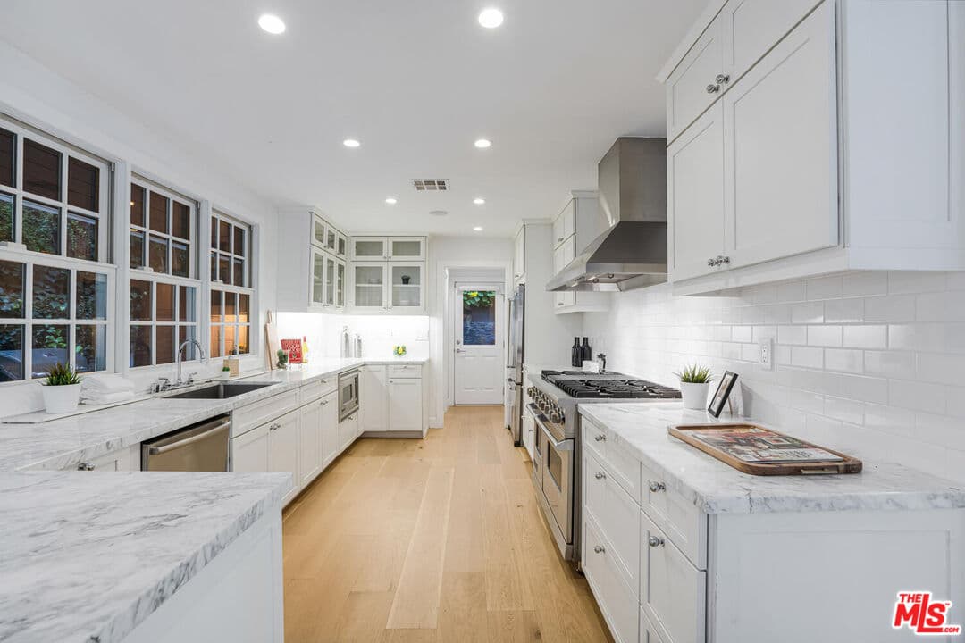 1049 Chantilly Rd, Los Angeles, CA 90077, photo 12