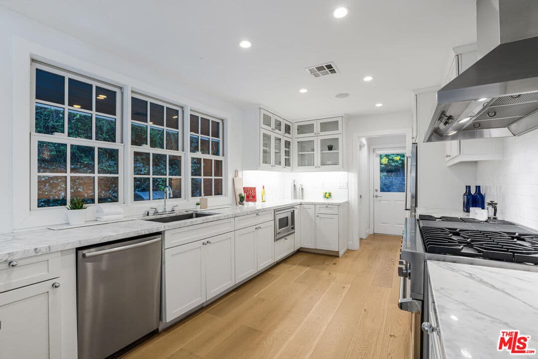 1049 Chantilly Rd, Los Angeles, CA 90077, photo 13