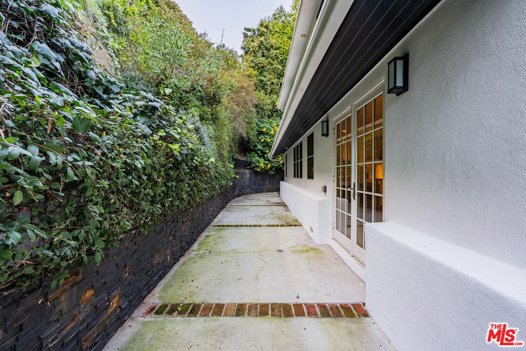 1049 Chantilly Rd, Los Angeles, CA 90077, photo 16