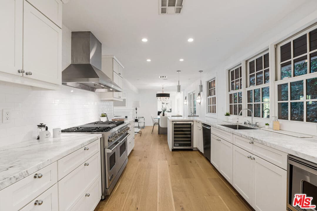 1049 Chantilly Rd, Los Angeles, CA 90077, photo 24