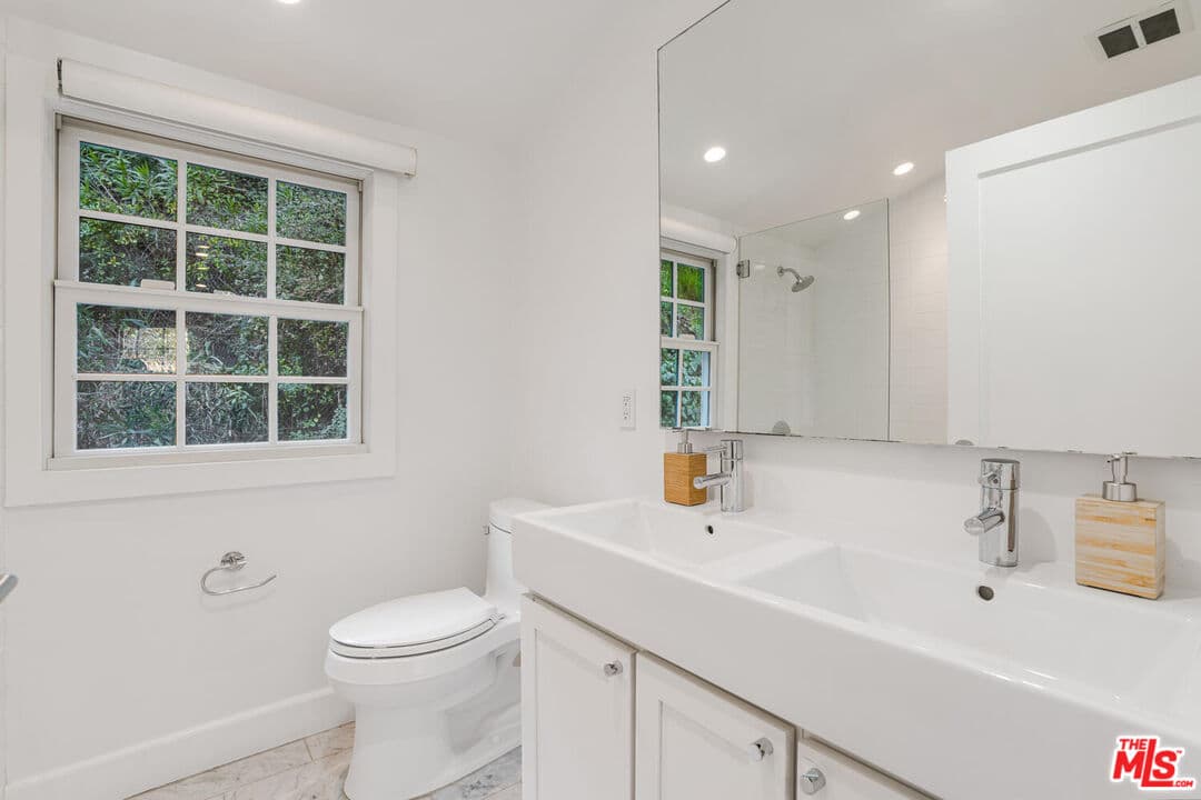 1049 Chantilly Rd, Los Angeles, CA 90077, photo 31