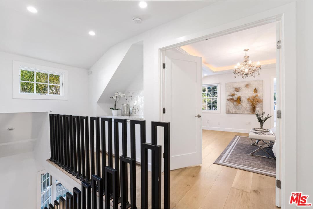 1049 Chantilly Rd, Los Angeles, CA 90077, photo 32