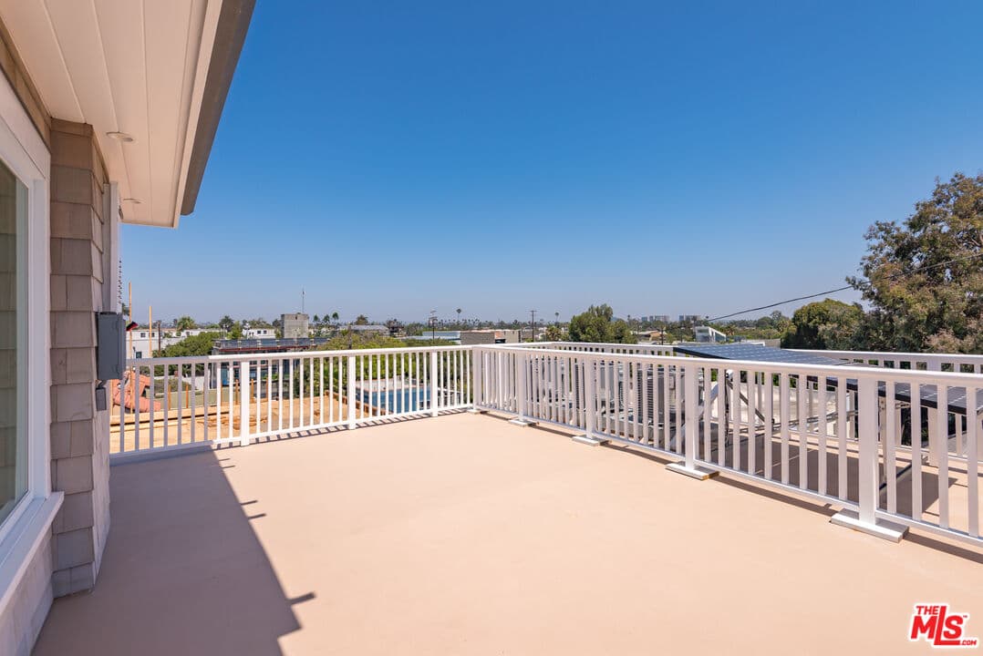 120 Vista Pl, Venice, CA 90291, photo 32