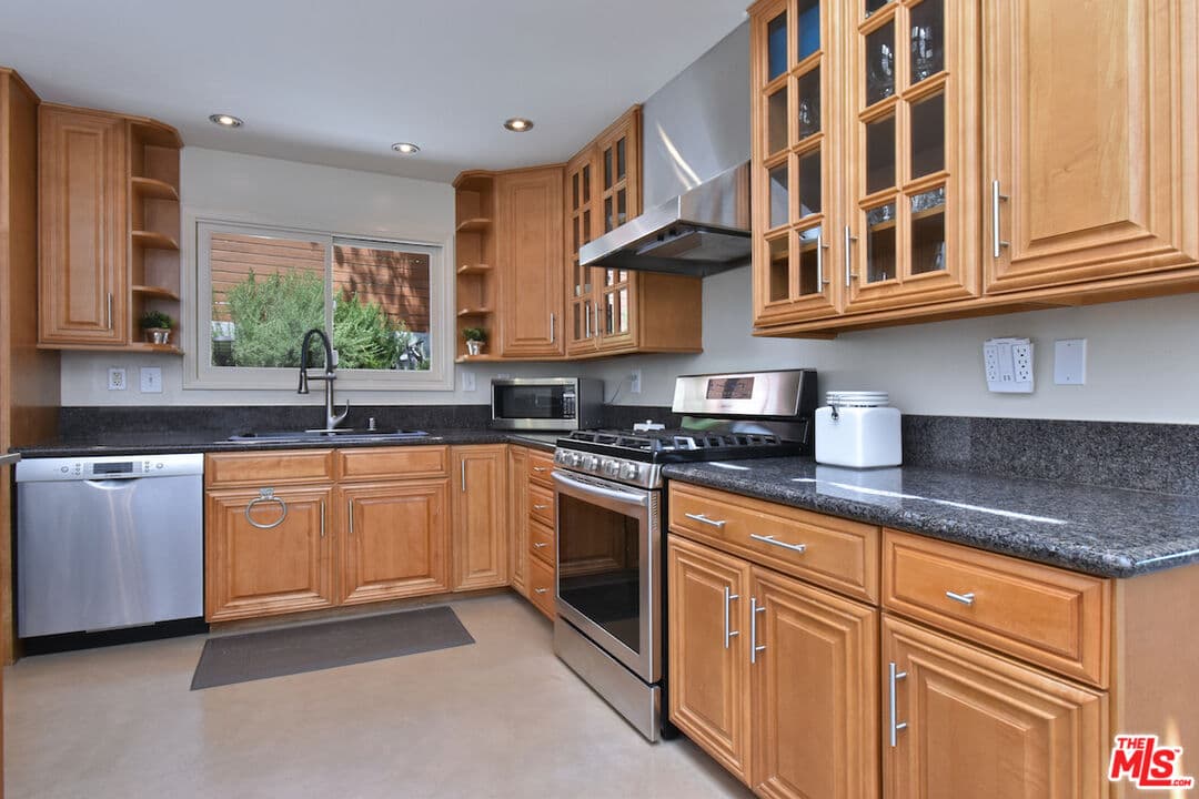 13470 Contour Dr, Sherman Oaks, CA 91423, photo 21