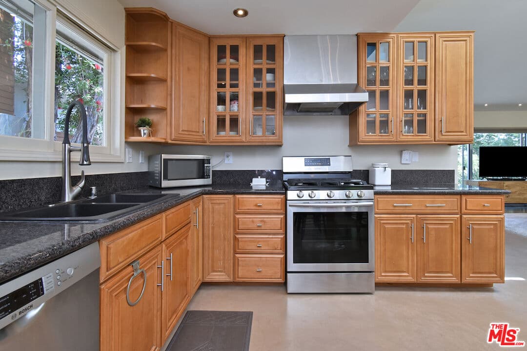 13470 Contour Dr, Sherman Oaks, CA 91423, photo 23
