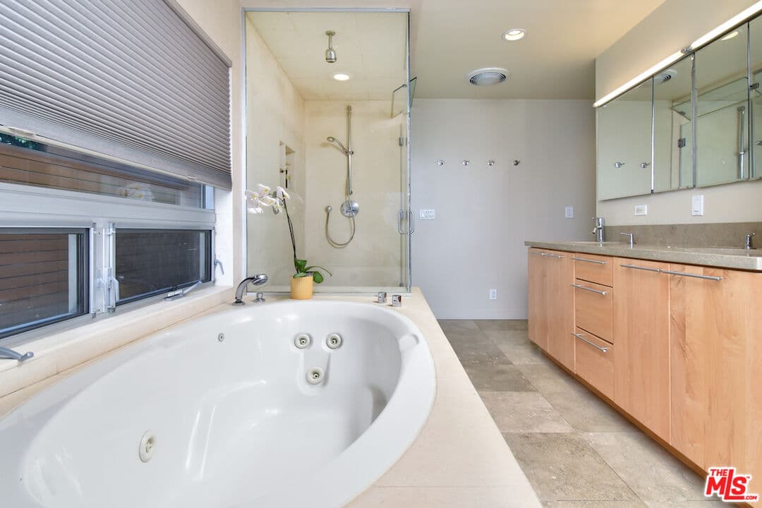 13470 Contour Dr, Sherman Oaks, CA 91423, photo 36
