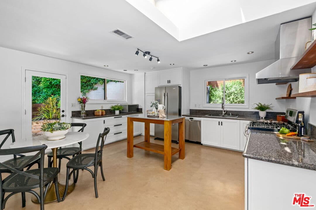 13470 Contour Dr, Sherman Oaks, CA 91423, photo 10
