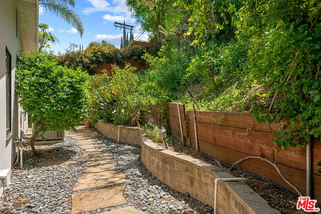 13470 Contour Dr, Sherman Oaks, CA 91423, photo 24