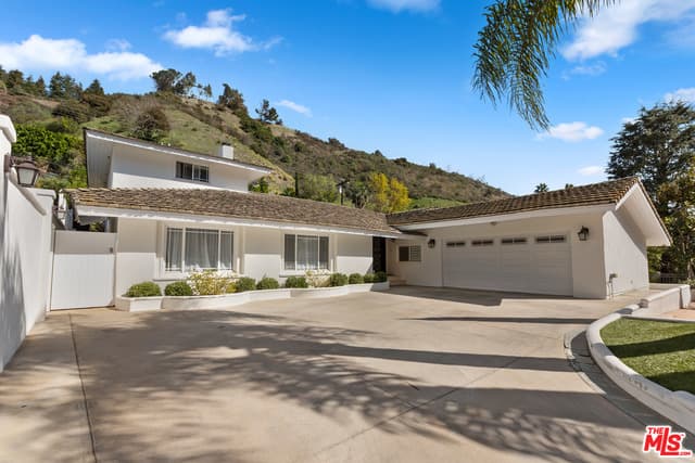 1916 San Ysidro Dr