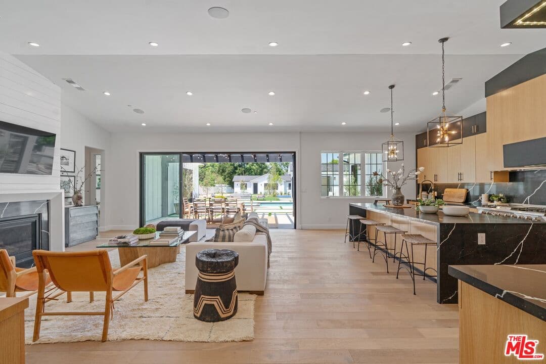 23355 Collins St, Woodland Hills, CA 91367, photo 11