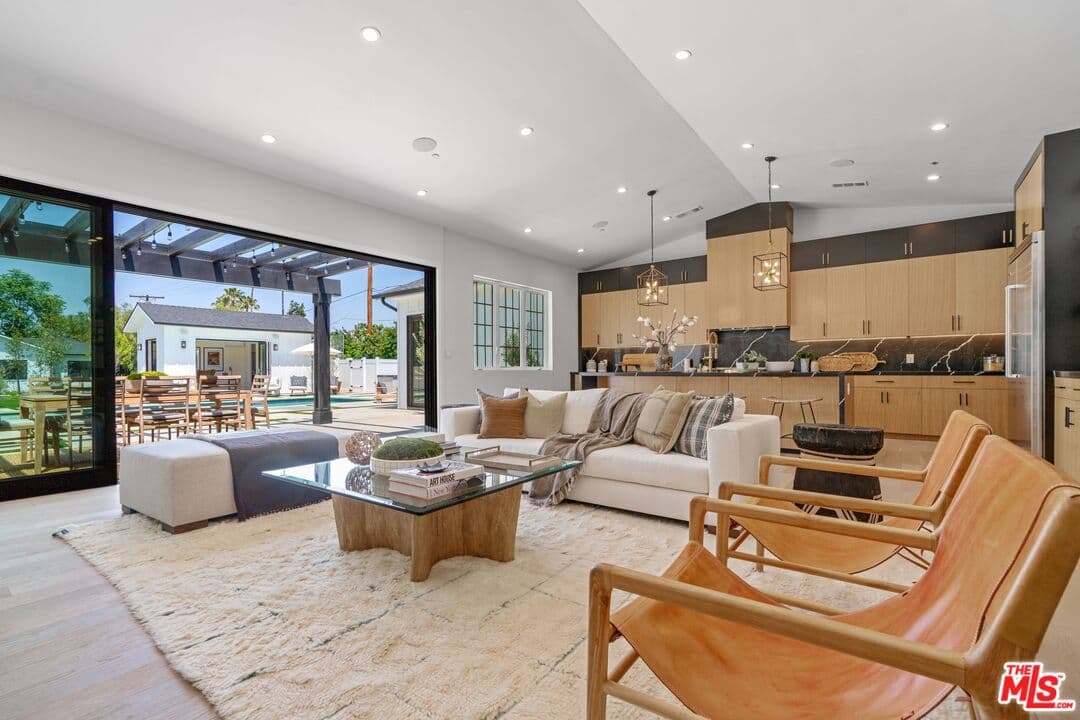 23355 Collins St, Woodland Hills, CA 91367, photo 15