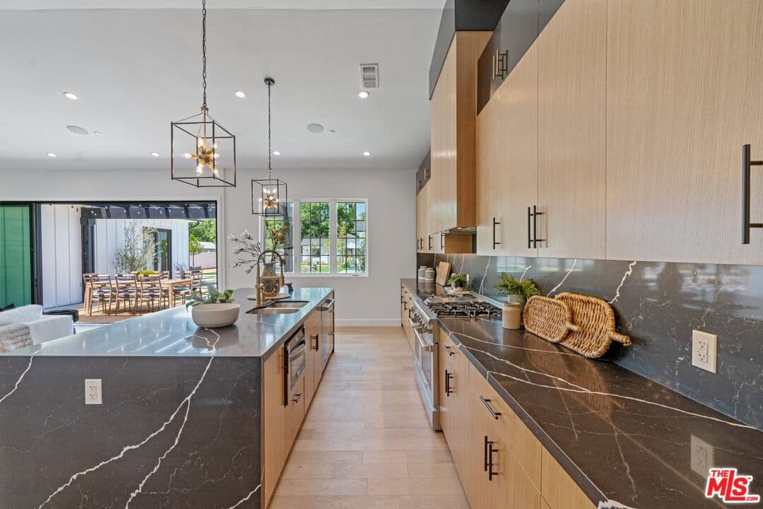 23355 Collins St, Woodland Hills, CA 91367, photo 19