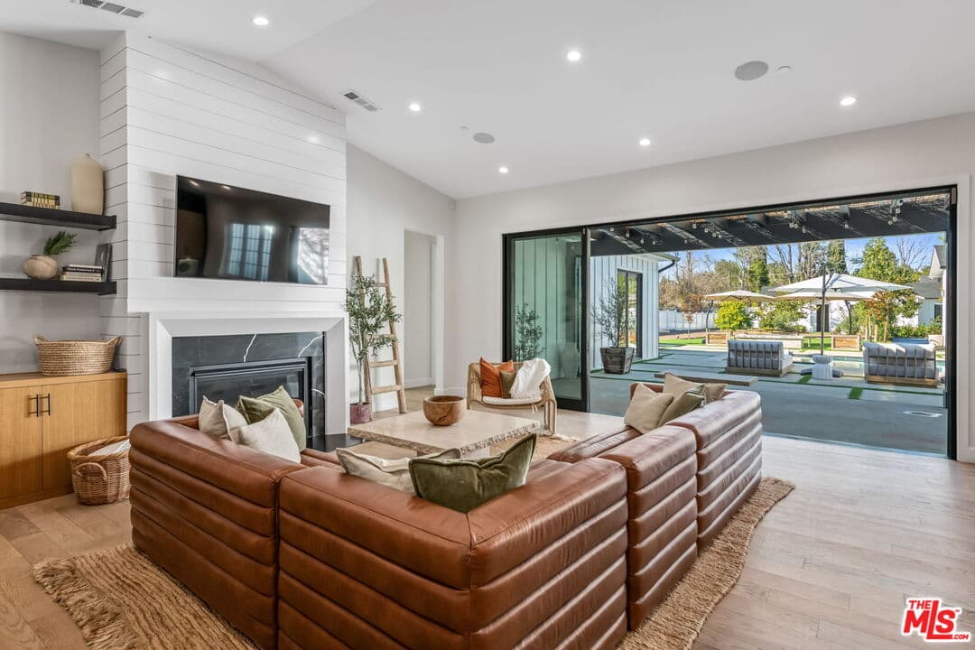 23355 Collins St, Woodland Hills, CA 91367, photo 11