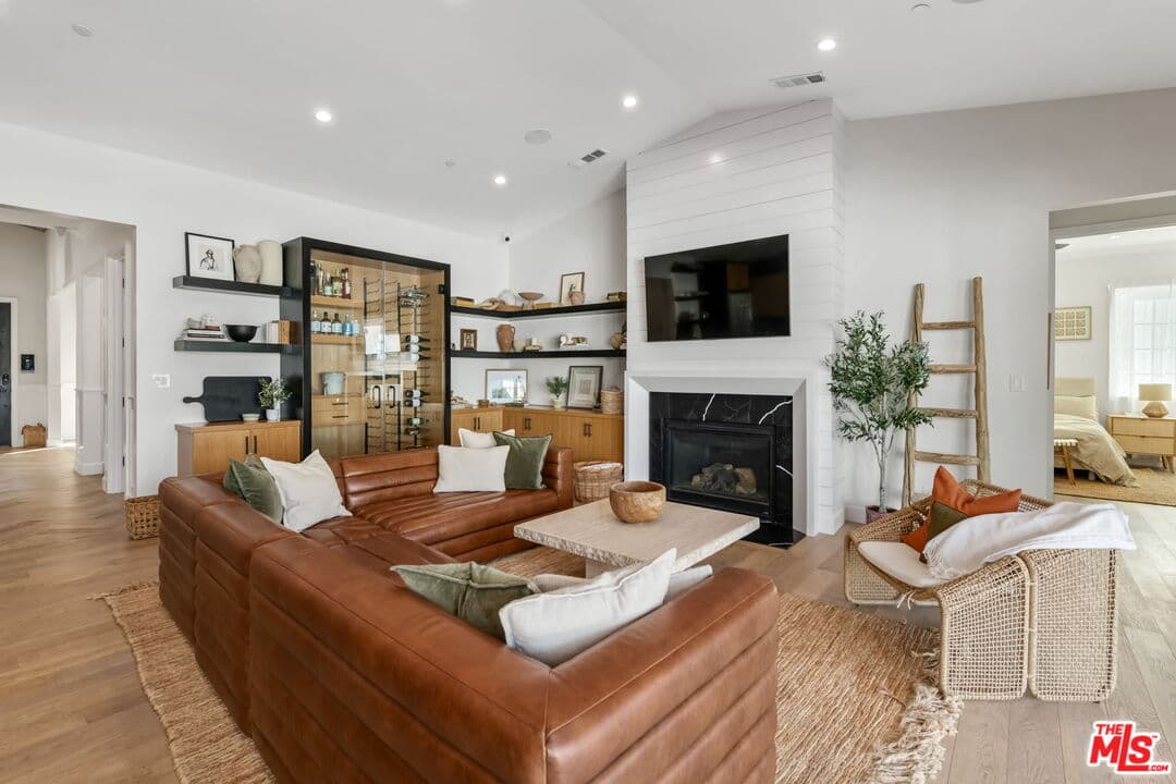 23355 Collins St, Woodland Hills, CA 91367, photo 12