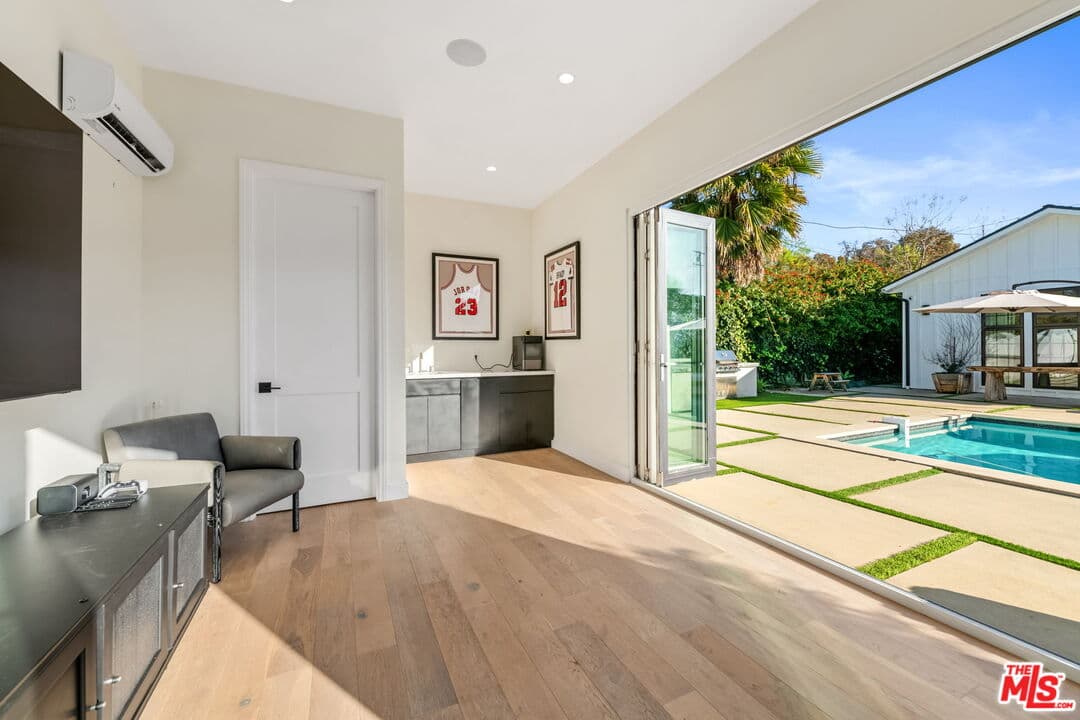 23355 Collins St, Woodland Hills, CA 91367, photo 29
