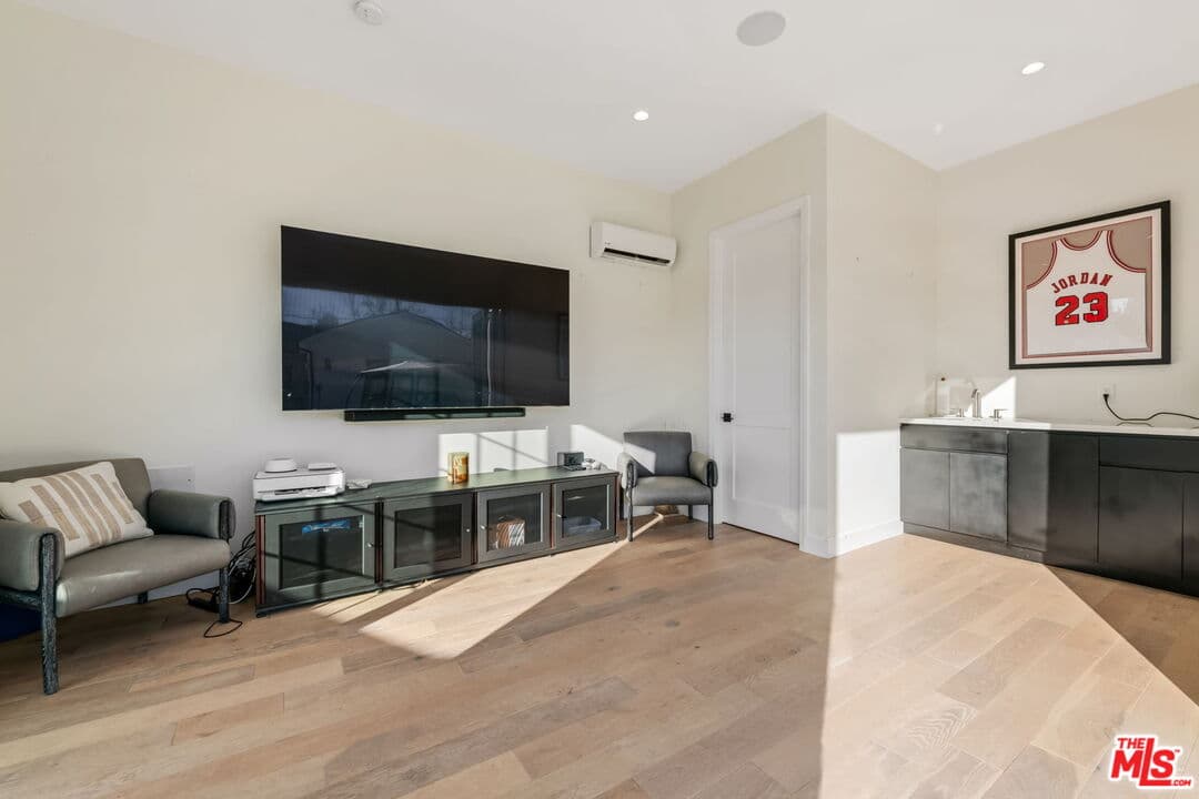 23355 Collins St, Woodland Hills, CA 91367, photo 30