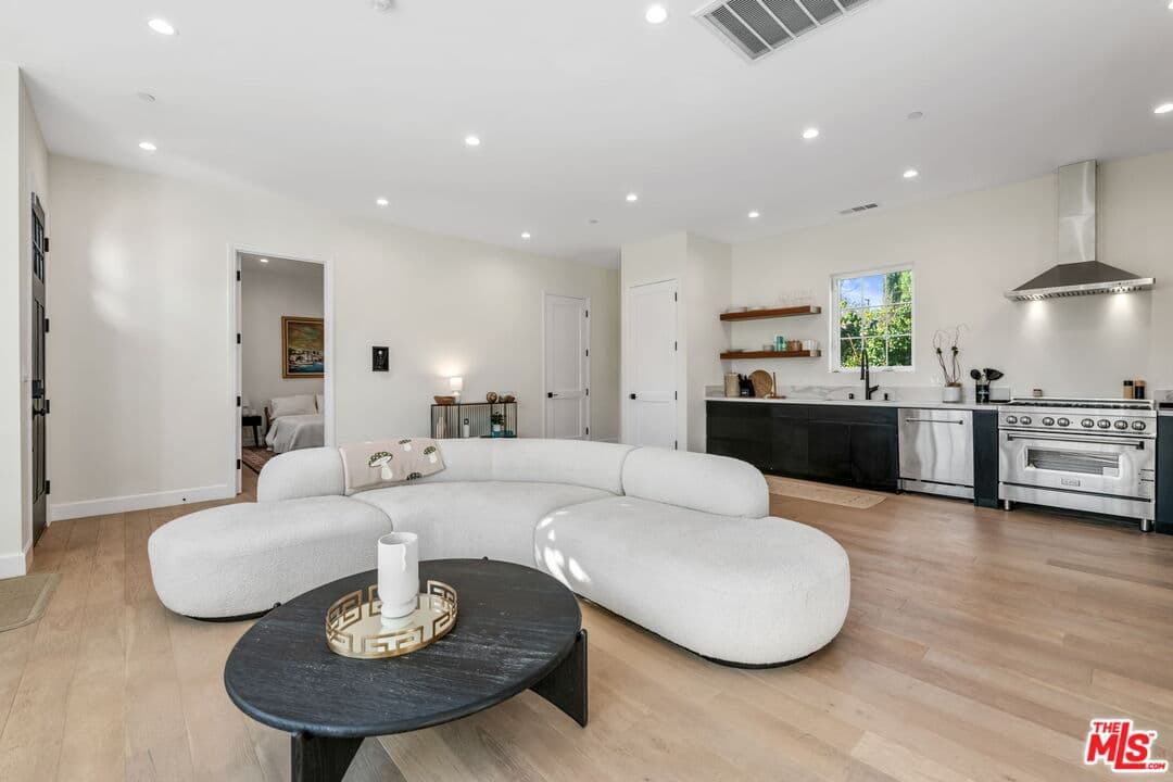 23355 Collins St, Woodland Hills, CA 91367, photo 36