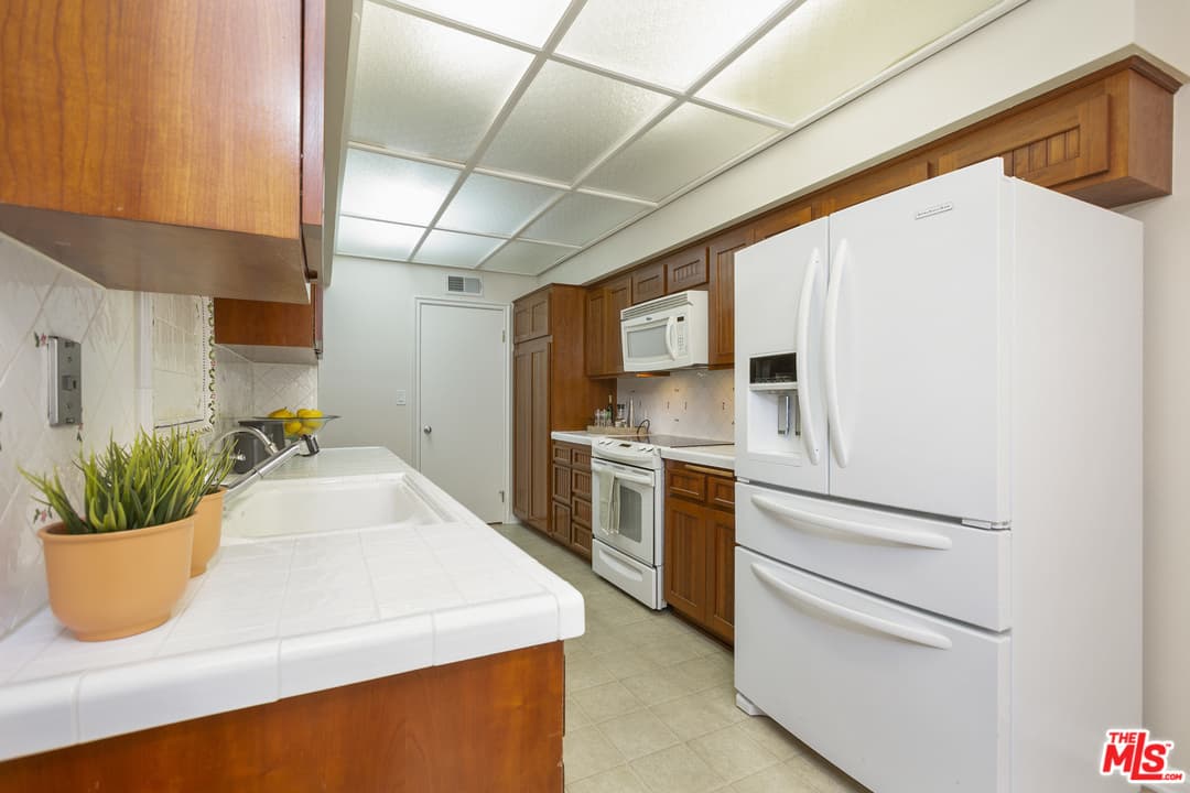 450 N Oakhurst Dr #302, Beverly Hills, CA 90210, photo 10