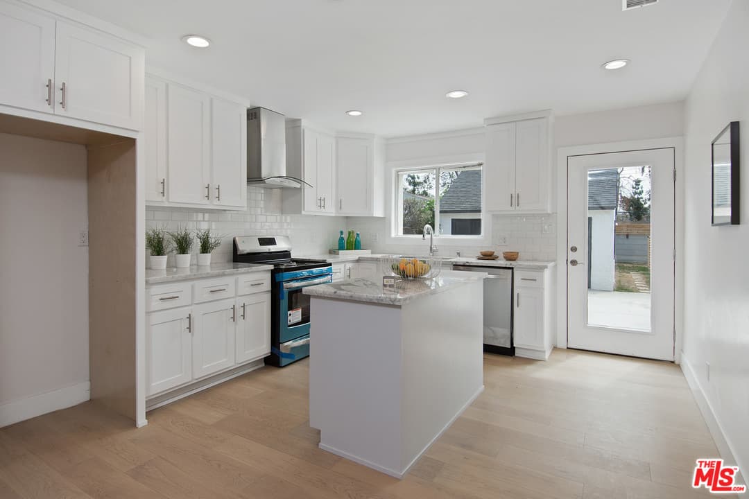 5542 Morella Ave, Valley Village, CA 91607, photo 13
